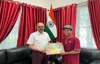 CG  Mr. Ravi Shanker Goel Presented Mr. Bambang "The Great India Classics" book by Amar Chitra Katha